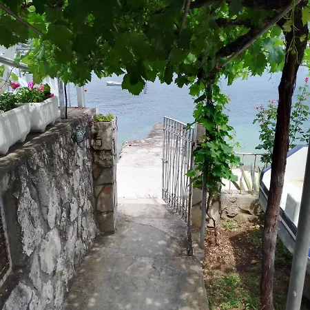 Apartment Two On The Beach-zoranka Seget Vranjica